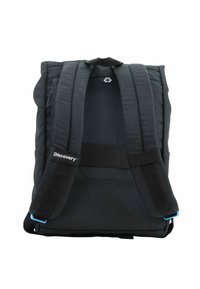 Zaino in tessuto nero con spallacci imbottiti, maniglia superiore e logo in evidenza. Presenta un design semplice e rettangolare con una costruzione robusta.