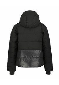 Chaqueta de plumas negra con capucha, secciones acolchadas horizontales y la mitad inferior brillante. El material es texturizado y acolchado para proporcionar aislamiento.