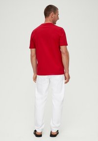 s.Oliver MIT FRONTPRINT - T-shirt imprimé - preiselbeere