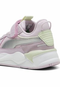 Jasnofioletowe sneakersy z materiałów syntetycznych i zamszowych, z teksturowaną cholewką, amortyzującą podeszwą, srebrnymi akcentami oraz odblaskowym logo.