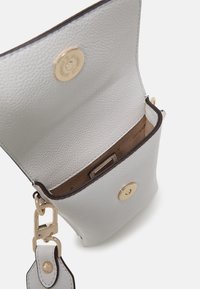 Guess LATONA FLAP CHIT CHAT SET - Mobilcover - white