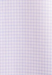 Tissu blanc avec un fin motif à carreaux bleus formant de petits carrés, montrant une texture et un tissage détaillés.