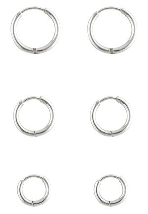 Silberne Metall-Hoop-Ohrringe in drei Größen, mit glatter Oberfläche und einfachem, rundem Design. Dezentes Scharnierdetail sichtbar.