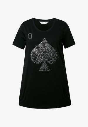 Schwarzes Baumwoll-T-Shirt mit kurzen Ärmeln, das ein großes Strassbesetztes Pik-Design und ein kleines Strassbuchstaben "Q" an der linken Schulter zeigt.