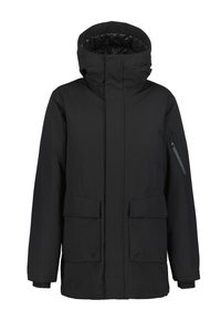Giacca invernale nera isolata con ampio cappuccio, zip frontale nascosta da una patta, due tasche frontali con flap e una tasca con zip sulla manica sinistra.