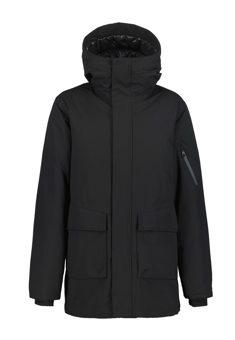 Giacca invernale nera isolata con ampio cappuccio, zip frontale nascosta da una patta, due tasche frontali con flap e una tasca con zip sulla manica sinistra.