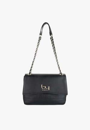 Borsa a tracolla nera con catenella, patta liscia, base con texture effetto coccodrillo e logo dorato "byblos" sul davanti.