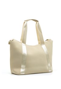 Borsa tote beige con texture lucida, doppie cinghie piatte e chiusura con zip. Presenta un design liscio e strutturato con dettagli argentati.