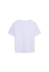 T-shirt bianca a maniche corte con collo rotondo, caratterizzata da dettagli in perline argentate sulle maniche e una consistenza liscia.