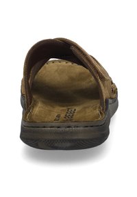 Braune Leder-Sandale mit offenem Rücken, strukturiertem Fußbett und schwarzer Gummisohle. Verfügt über eine Naht entlang der Kanten und minimalistische Riemendetails.