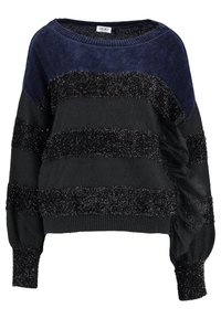 Musta ja laivastonsininen neule, jossa vaakasuoria pörröisiä raitoja, teksturoitua kangasta ja hentoa rypytystä toisella puolella. Pyöreä kaula-aukko.