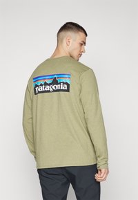 Patagonia LOGO TEE - Hosszú ujjú felső - buckhorn green