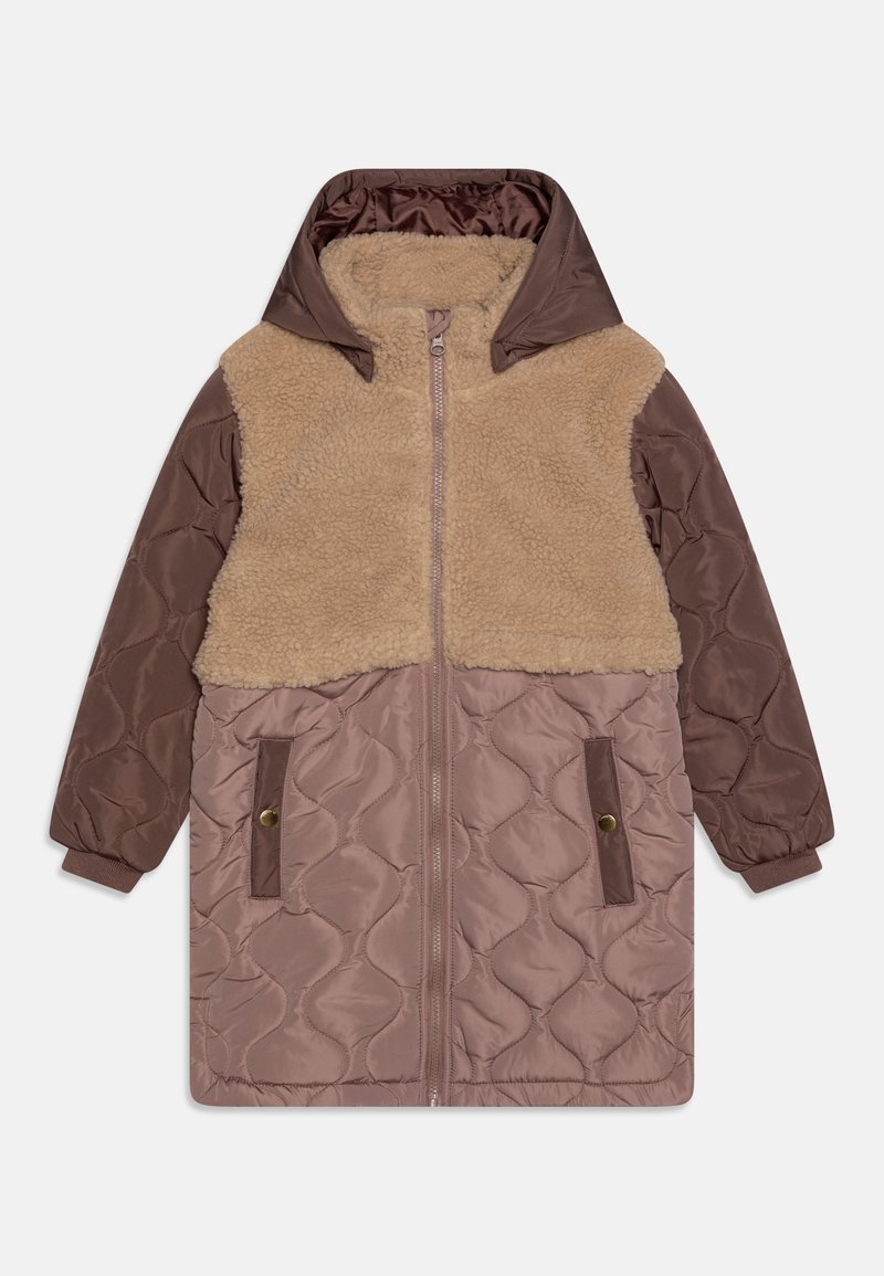 Veste rembourrée avec un haut en fausse fourrure beige, une partie inférieure en tissu matelassé marron, une capuche et des poignets élastiques. Elle dispose de deux poches latérales.