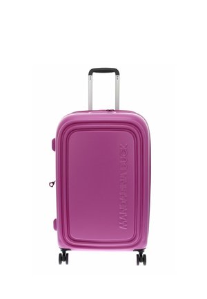 Valise rigide violette avec quatre roues noires pivotantes et une poignée télescopique noire, debout sur fond blanc.