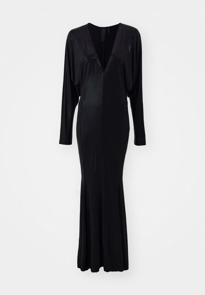 Črna obleka z globokim V-izrezom, dolgimi rokavi in prilegajočim se silhuetom, ki se razširi na robu. Narejena iz gladkega, sijočega materiala.