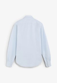 Camisa de botón de manga larga azul claro con cuello clásico, fabricada en suave algodón y con puños abotonados, que presenta un diseño liso en la parte posterior.