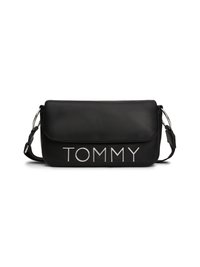 Bolso de hombro de cuero negro con cierre de solapa magnético, que presenta el nombre "TOMMY" en letras plateadas en la parte delantera y una correa desmontable.
