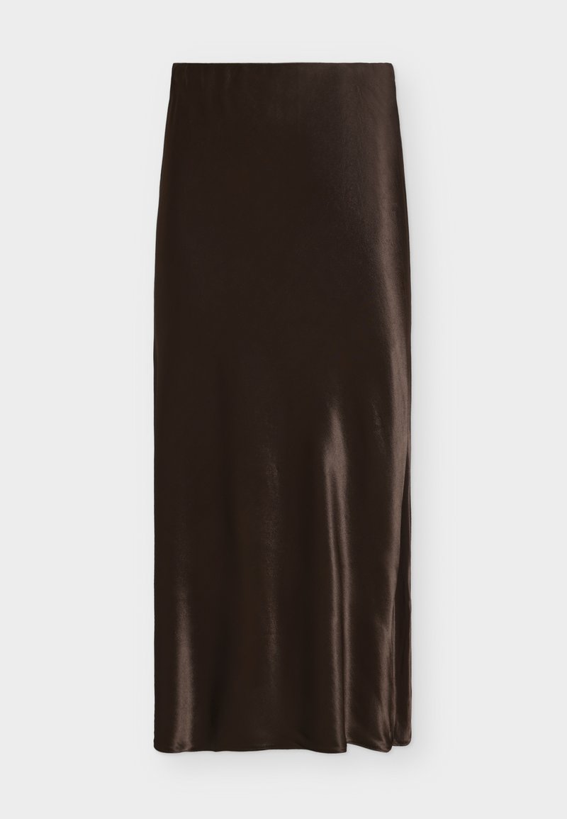 Σκούρο καφέ σατέν φούστα μέχρι το γόνατο με ομαλή υφή και ελαφριά γυαλάδα, απλωμένη επίπεδα πάνω σε λευκό φόντο.