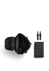 Svart tygväska med rymligt inre, snörstängning och två avtagbara axelremmar. Inkluderar en platt, rektangulär ficka.