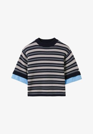 T-shirt a righe lavorato a maglia in navy con strisce bianche e rosse. Presenta maniche corte con un accento azzurro chiaro sui polsini e un colletto a costine.