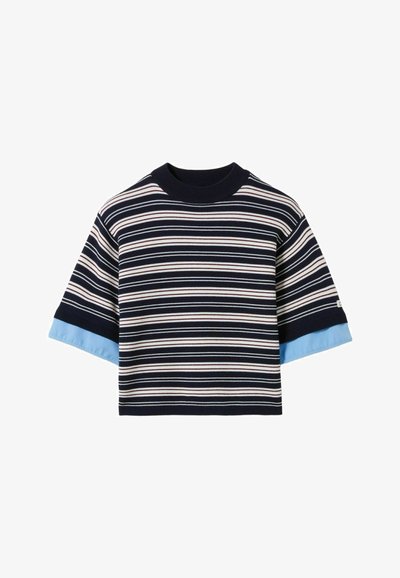 Camiseta de punto a rayas en azul marino con rayas blancas y rojas. Presenta mangas cortas con un acento azul claro en los puños y un cuello acanalado.