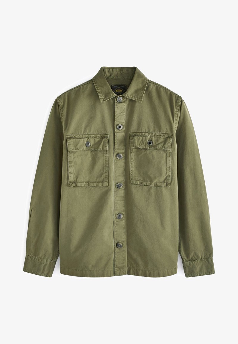 Giacca camicia in cotone verde con colletto a punta, chiusura frontale a bottoni, due tasche sul petto e maniche lunghe. Texture liscia e design casual.