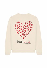 Felpa color crema con un grande cuore formato da vari cuori rossi e il testo "SWEET heart" sotto di esso.