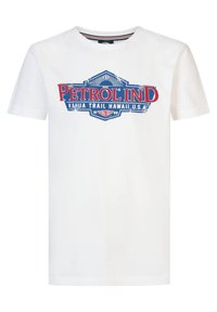 Weißes Baumwoll-T-Shirt mit einem blauen und roten Grafikdruck und dem Text "PETROL IND KAHUA TRAIL HAWAII U.S.A." auf der Vorderseite.