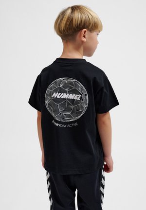 Czarny bawełniany t-shirt z okrągłą grafiką przedstawiającą teksturowaną piłkę nożną oraz słowem "HUMMEL" poniżej. Poniżej znajduje się napis "EVERYDAY ACTIVE".