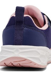 Lila Sportschuh mit pinken Akzenten, Mesh-Obermaterial, gepolstertem Schaft und einer Lasche an der Ferse, mit einer strukturierten weißen und pinken Laufsohle.