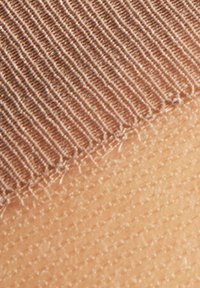 Brązowa prążkowana tkanina z drobnymi teksturowanymi liniami, przechodząca w gładką, beżową sekcję. Widoczne przeszycia wzdłuż krawędzi podkreślają szczegóły.