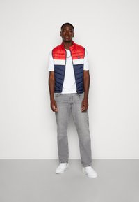 Jack & Jones HERO BODYWARMER COLLAR - Chaleco - dark blue/red