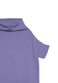 Fioletowa bluzka krótki rękaw z dekoltem w kształcie cowl. Gładki materiał o miękkiej teksturze i luźnym kroju. Brak widocznych wzorów i dodatków.