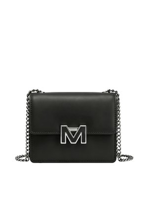Zwarte leren crossbodytas met zilverkleurige kettingriem en grote zilveren letter M sluiting op de voorklep.