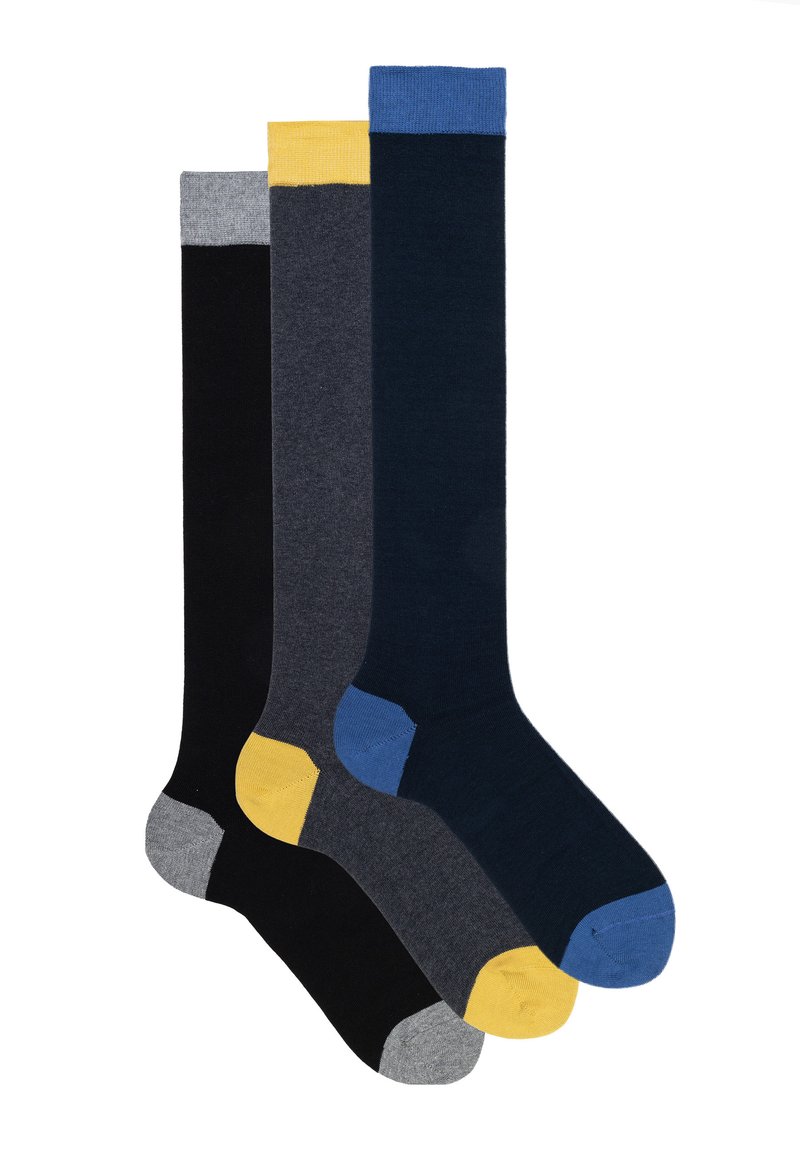 Drei Paar Mid-Calf-Socken. Farben: Schwarz, Dunkelgrau, Marineblau, mit kontrastierenden gelben und blauen Bündchen und Zehenakzenten. Glatte Textur.