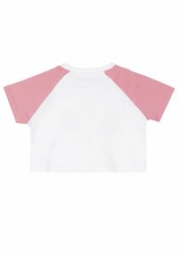 Camiseta de manga corta con cuerpo blanco y mangas raglán de color rosa claro. Material de algodón suave, escote redondo y detalles de costura mínimos.