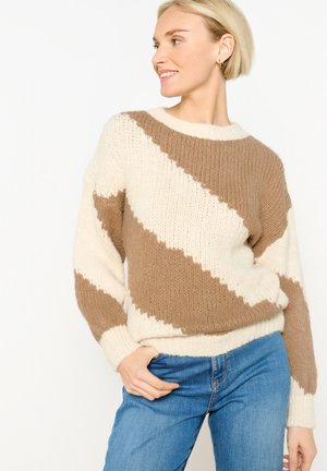 Strickpullover mit diagonalen Streifen in Beige und Creme, rundem Ausschnitt sowie gerippten Bündchen und Saum. Normale Passform und strukturierter Stoff.