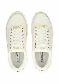 Sneakers bianchi con motivo del logo in rilievo, dettagli metallici, texture liscia, design classico con lacci. Presentano un interno imbottito.