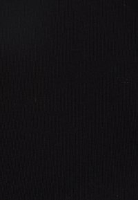 Tejido negro con una textura suave, que presenta un patrón de estrías estrechas, adecuado para aplicaciones en ropa o tapicería.