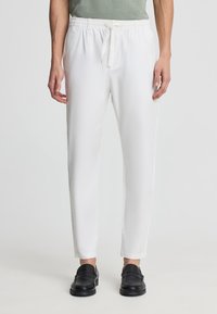 Non selezionato, bianco ottico