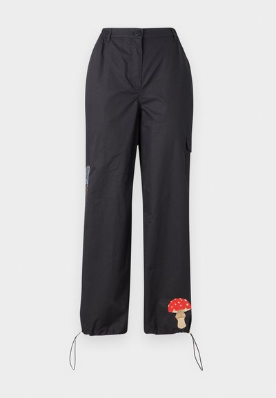 Svarta cargobyxor i lättviktigt tyg, med knappstängning, dragsko vid bensluten och broderad svampdetalj på vänster ben.