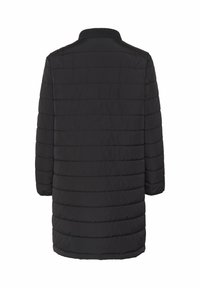 Chaqueta negra acolchada con mangas largas, cuello acanalado y patrón de costura horizontal. El material parece suave y ligero.