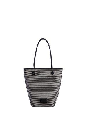 Bolso tipo cesta a rayas blancas y negras con asas largas negras y un pequeño parche rectangular negro cerca del centro inferior.