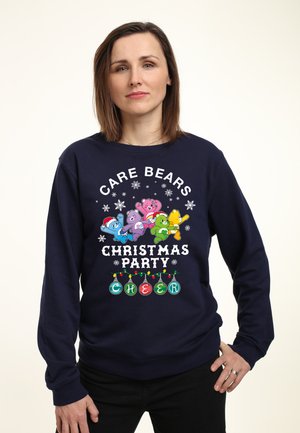 Marineblauwe sweatshirt met Care Bears in een kerstthema, voorzien van kleurrijke graphics, sneeuwvlokken en decoratieve verlichting, geschikt voor casual draag.