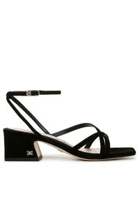 Zwarte suède hakken sandalen met een gestructureerd ontwerp, vierkante neus en een lage blokhak. Verwerkt met een metallic logo op de hak.