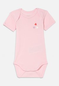 Kortermet rosa body laget av mykt stoff med tre små hjerter i rødt, rosa og hvitt på venstre bryst, inkluderer knapper i bunnen.