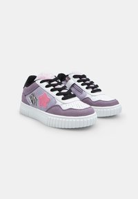 Sneaker viola e bianca con lacci neri, materiali in suede e pelle, accenti a stella e zebra, e suola in gomma testurizzata.