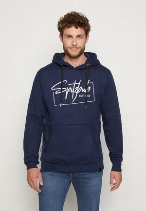 Marineblauwe hoodie met een voorzak, verstelbare trekkoorden en witte grafische tekst "Spitzbub EST. 2017" op de borst. Zachte stoftextuur.