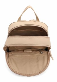 Beež värvi seljakott, millel on välimine tõmblukuga tasku, sile pind, ülemine käepide ja avar siseruum väikese tõmblukuga sektsiooniga.