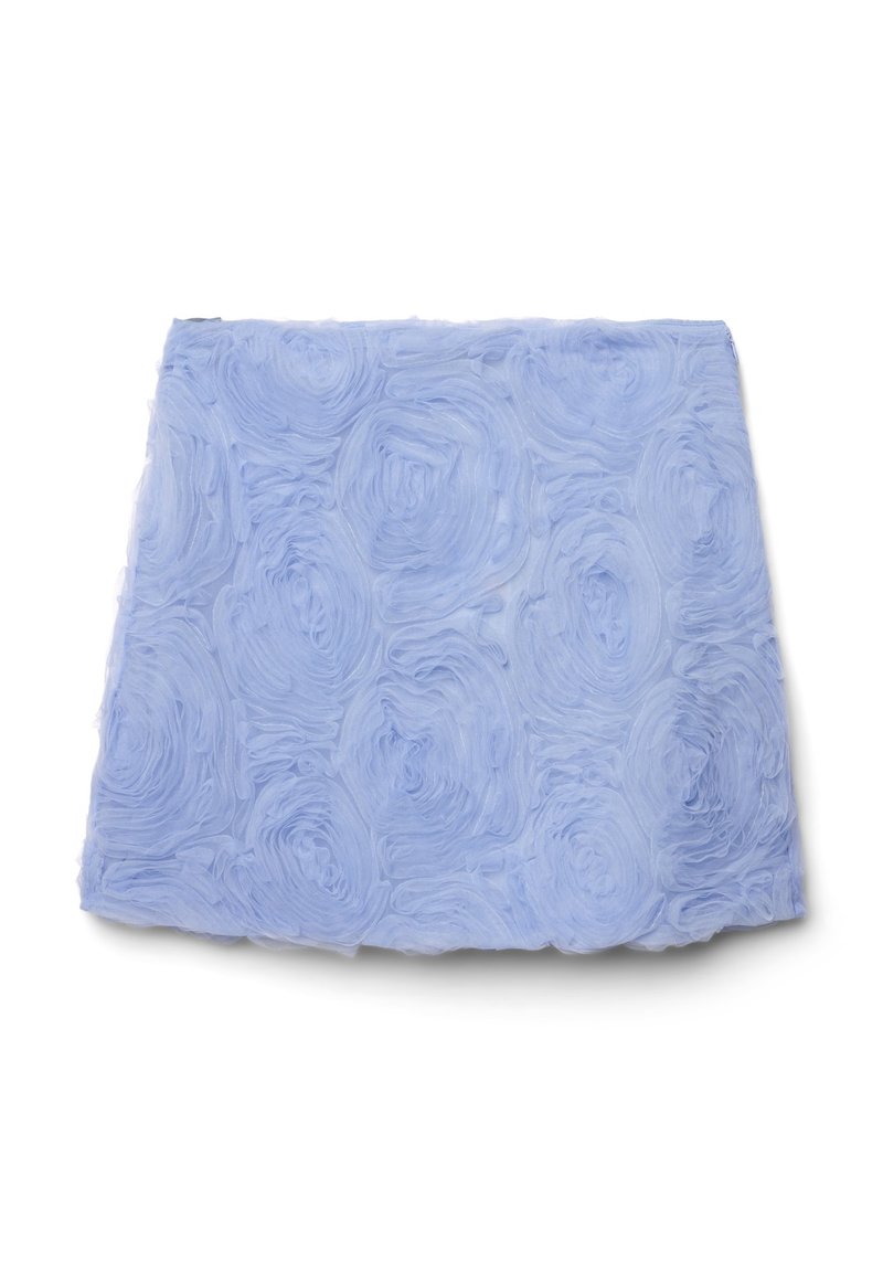 Hellblauer strukturierter Stoff mit einem Blumenmuster, das Rosenblättern ähnelt, mit einem weichen, geschichteten Aussehen und einem leicht ungleichmäßigen Rand.